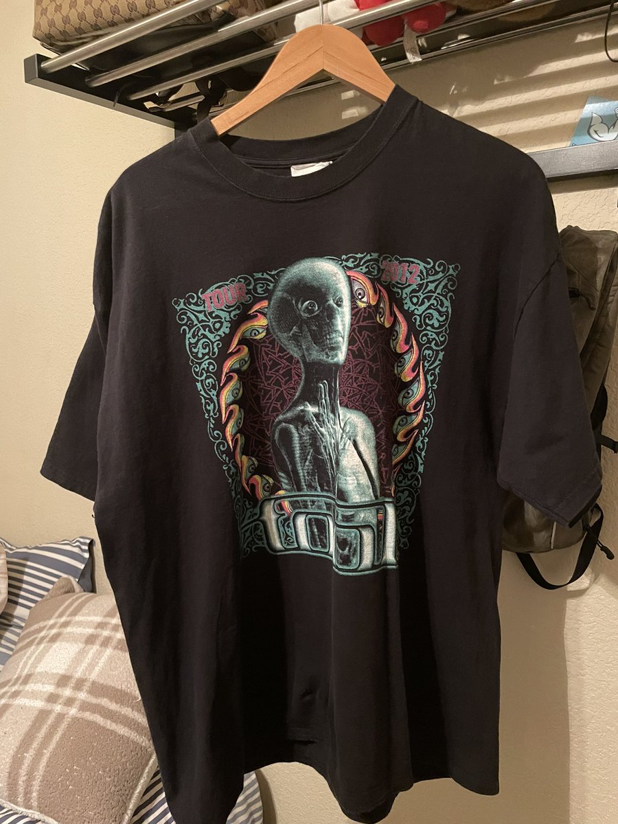 pearcuhset's tweet photo. Had a good feeling about pulling up to this vintage flea market 
And I was not disappointed 
After a year of hunting I finally found an og Grateful Dead tee from 1995 
As well as a sick tool tee with one of the craziest graphics I’ve ever seen on a tee https://t.co/WNX8IG3j4t