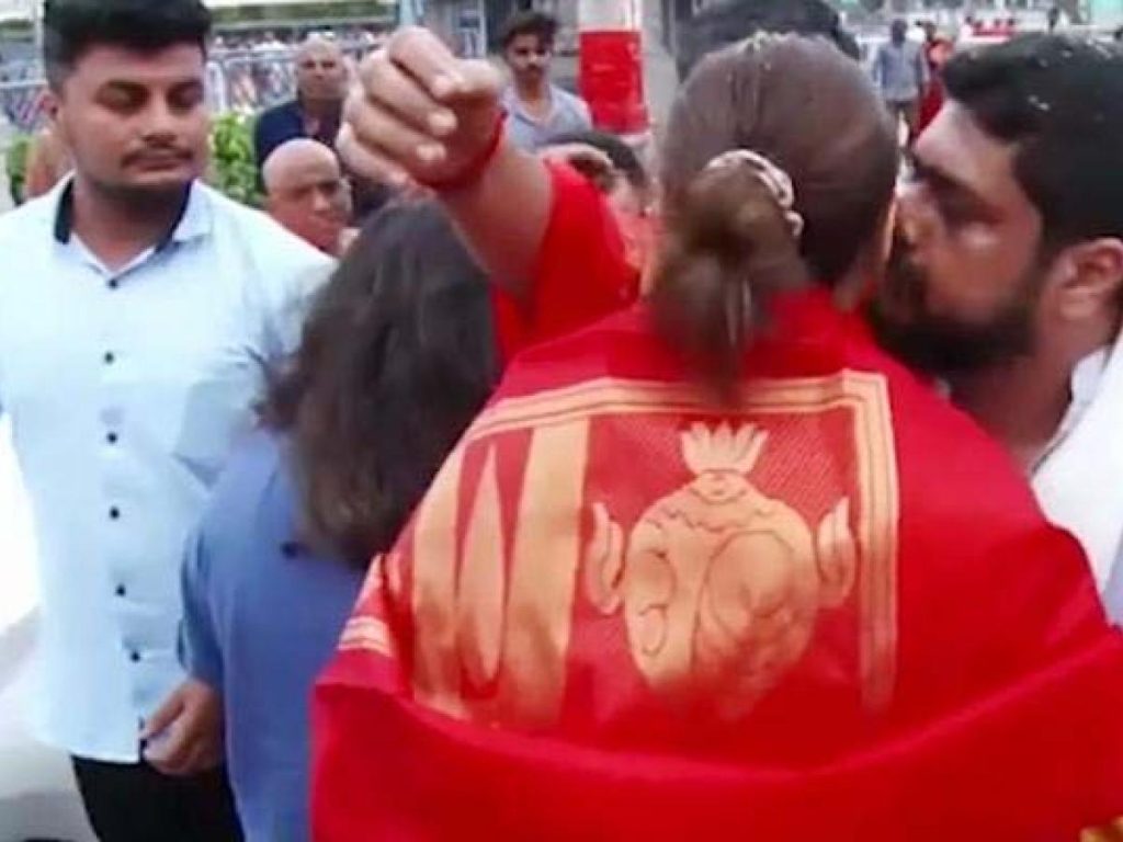 Ybrant News (@ybrantnews) on Twitter photo BJP leaders fire on Adipurush team
Click here: ybrantnews.com/bjp-leaders-fi…
#Adipurush #director #OmRaut #kritisanon #kisses #tirupathi #temple #BJPLeaders #fires #ybrantnews <a href="/YbrantNews/">Ybrant News</a> BJP leaders fire on Adipurush team
Click here: ybrantnews.com/bjp-leaders-fi…
#Adipurush #director #OmRaut #kritisanon #kisses #tirupathi #temple #BJPLeaders #fires #ybrantnews <a href="/YbrantNews/">Ybrant News</a>