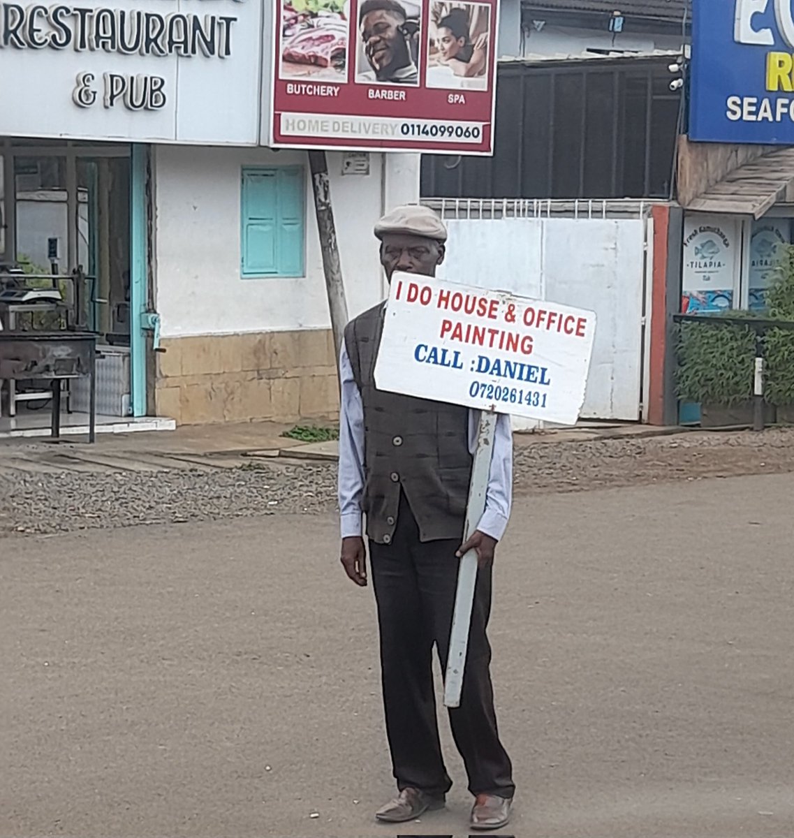 wangoi_fridah's tweet photo. I just saw this elderly man on Ngong road and it reminded me of my late grandpa. It's hard for the elderly after retirement in Kenya. Let's make his hassle go viral! ♡
#painting #office #Kenya #PensionlessPensioners #pension #MainaAndKingangi #FinanceBill2023 https://t.co/0cQf1YCG1S