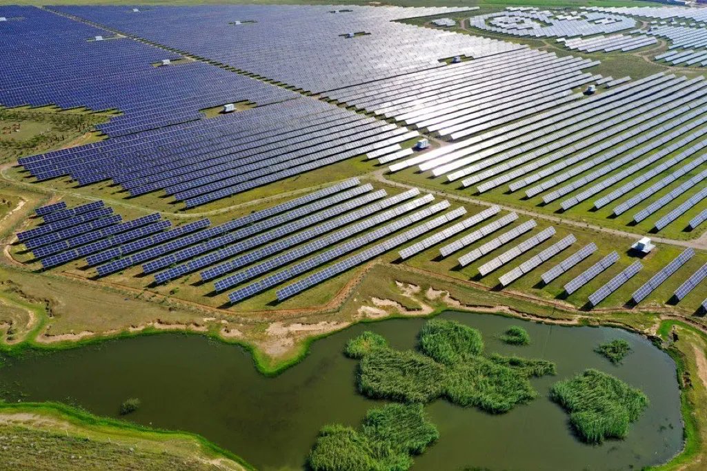 ErikSolheim's tweet photo. Wow, China 🇨🇳 installed 62 GW of combined new solar and wind energy capacity in the first four months of this year! 

How big is it?

That’s more than Germany’s entire installed solar capacity!

Time for the test of the world to step up!

@kanthan2030 https://t.co/KkgvJ5IfEQ