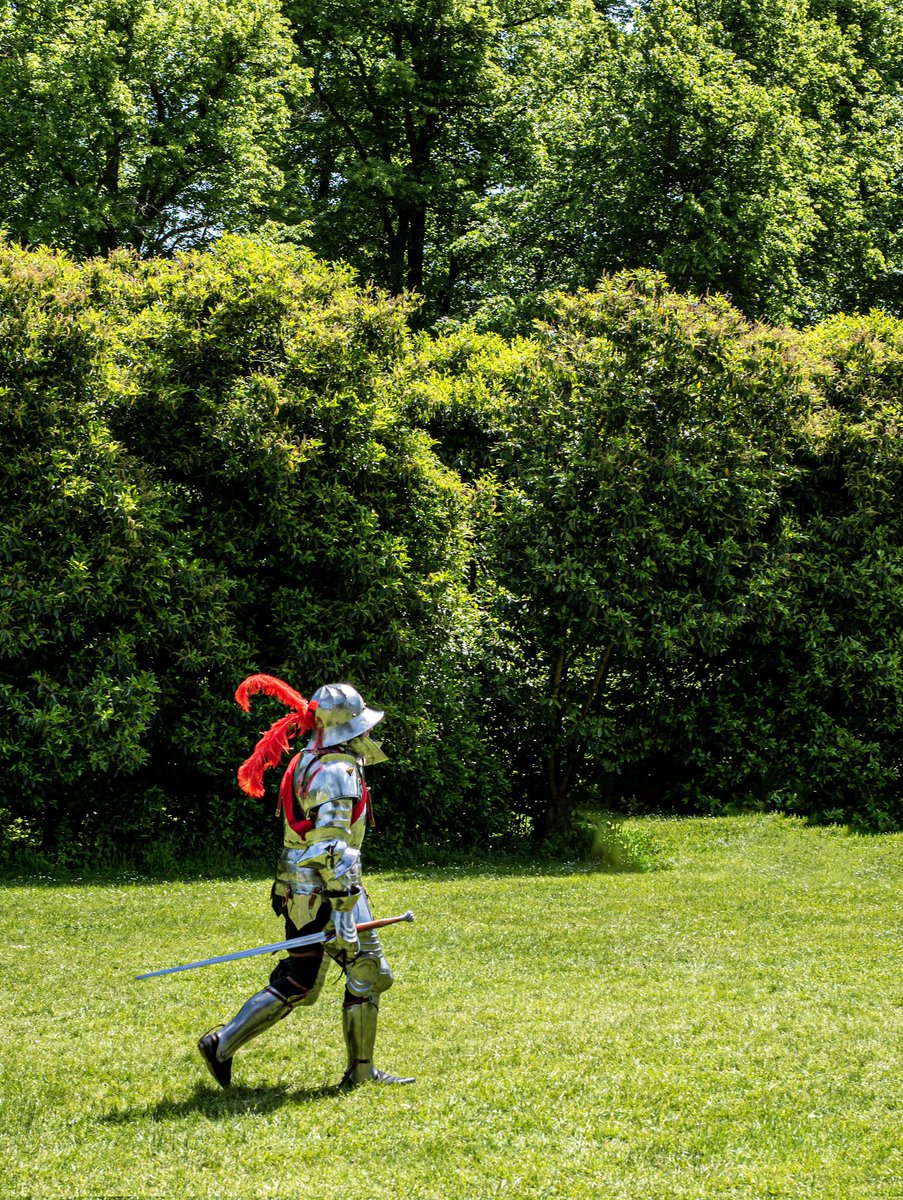 Soldiers on the battlefield #streetphotography #photooftheday #picoftheday #nikon_photography #tamron #50mmphotography #colorphotography #arundel #arundelcastle #urbanstreetphotography #reenactment #middleages #knight #soldier #photographer #capturingmoments #capturingbritain