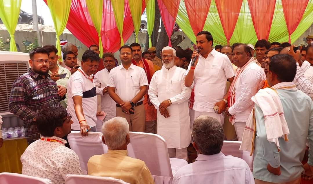 vivekanandbjp's tweet photo. आज अपने विधानसभा खड्डा के ग्राम सभा हनुमनागंज में उत्तर प्रदेश सरकार के कैबिनेट मंत्री (जल शक्ति विभाग) माननीय @swatantrabjp जी के साथ बाढ़ बचाव कार्यों का स्थलीय निरीक्षण, बाढ़ सुरक्षा समिति के सदस्यों के साथ चर्चा और किसानों के साथ चौपाल कार्यक्रम में शामिल हुआ।

@BJP4UP https://t.co/jaRWwLHAkL