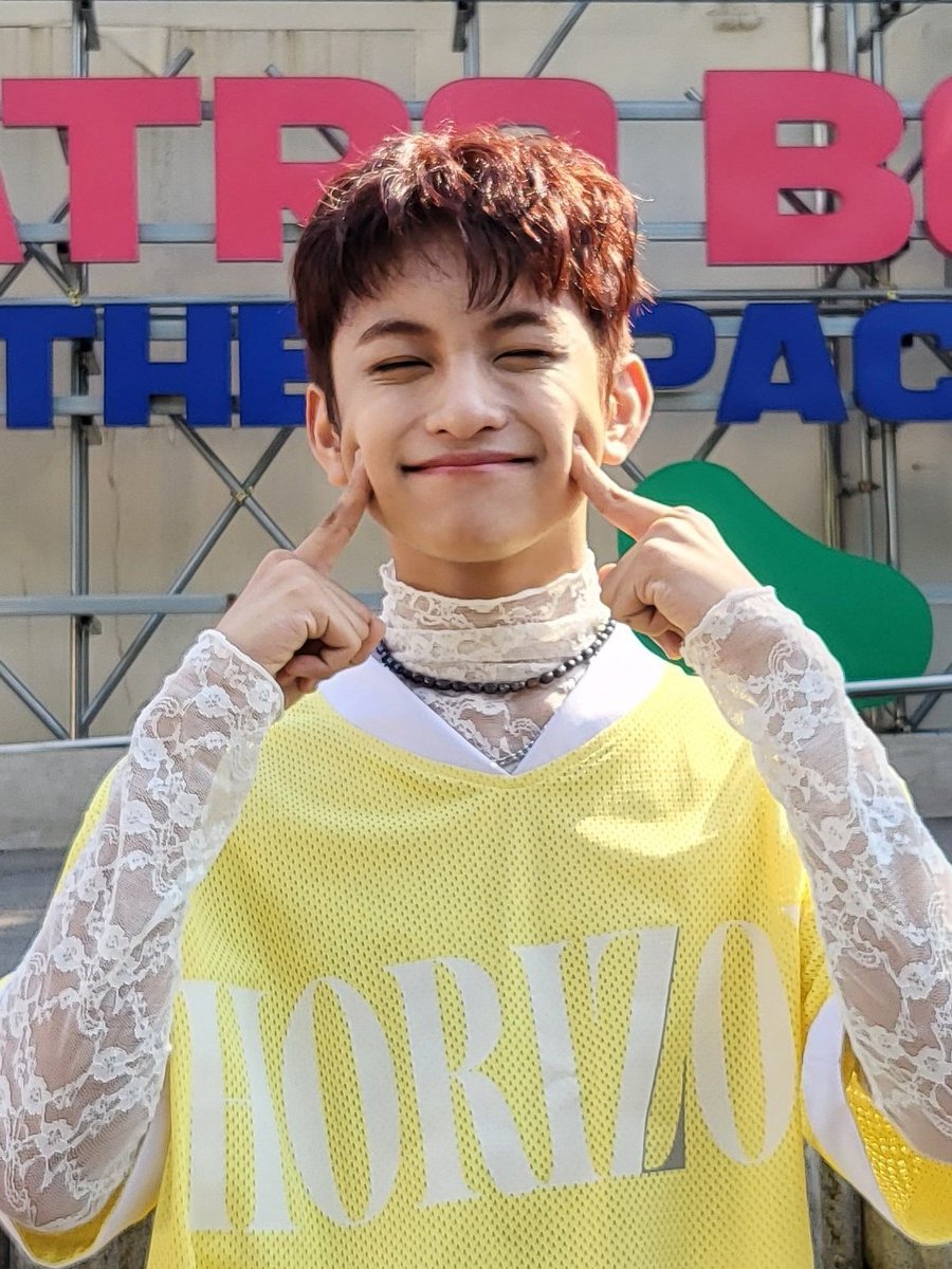marcuslayy's tweet photo. the sun is jobless once again because of marcus, our radiant star 🌟💜💙 https://t.co/HAumPENiOG