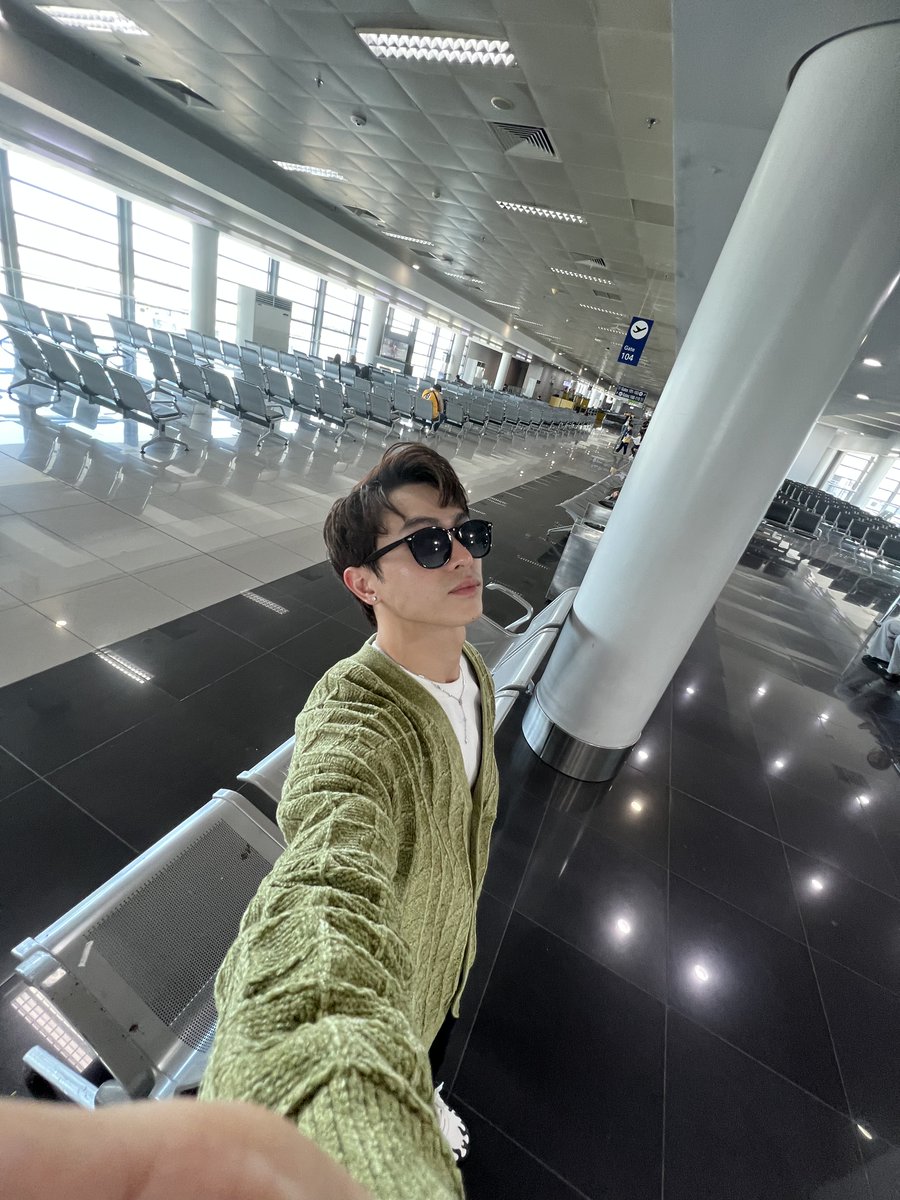 143yesmylove's tweet photo. Safe skies!✈️❤️‍🔥 #LoveRZ #LoveNiko https://t.co/aopHF34efI
