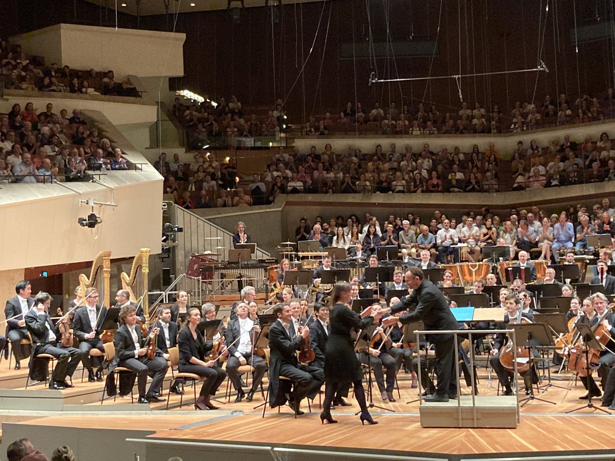 ManuelBrug's tweet photo. Sold out #petrenko concert @BerlinPhil for 2 unknown female composers + their creations + talks plus + 25 min #tchaikovski #francescadarimini in🔥of temper and ❤️. 🇸🇪 #lisastreich #ishjärta iron heart) was introverted and dark, 🇺🇸#juliawolfe #pretty rustic loud minimal music 😏😘 https://t.co/LfXhfg0eAn