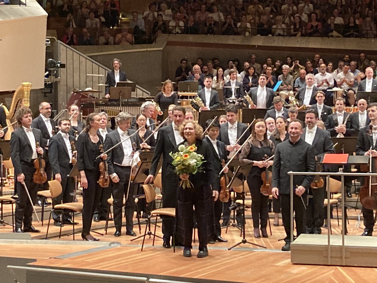 ManuelBrug's tweet photo. Sold out #petrenko concert @BerlinPhil for 2 unknown female composers + their creations + talks plus + 25 min #tchaikovski #francescadarimini in🔥of temper and ❤️. 🇸🇪 #lisastreich #ishjärta iron heart) was introverted and dark, 🇺🇸#juliawolfe #pretty rustic loud minimal music 😏😘 https://t.co/LfXhfg0eAn