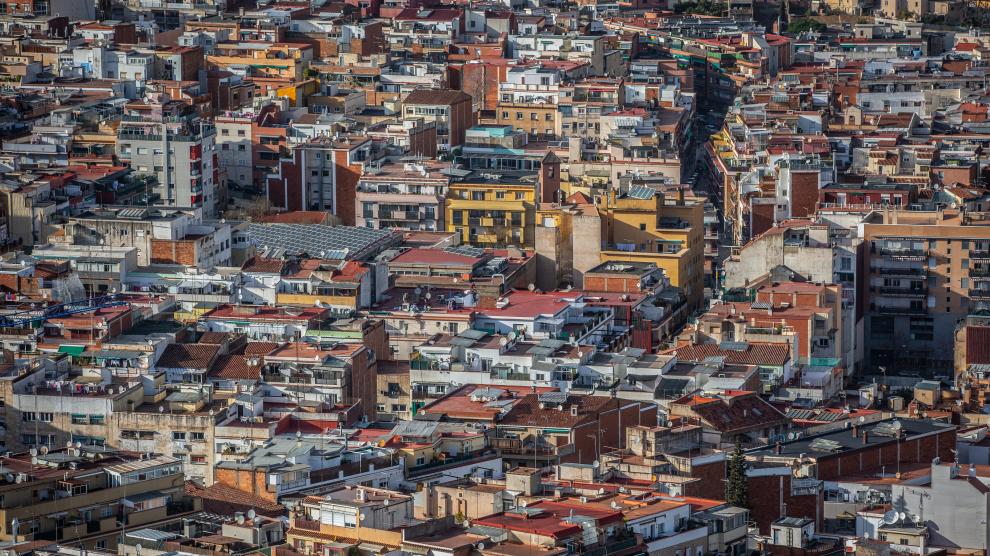 CatalunyaPlural's tweet photo. REPORTATGE | En els darrers anys s'ha triplicat la mobilitat metropolitana degut als elevats preus de l’habitatge; el preus dels pisos han pujat molt més que els salaris. Ens ho explica en @joancagudo via @CatalunyaMTP @InstMetropoli
https://t.co/MRFvoP0teO https://t.co/t5S0fevtEc