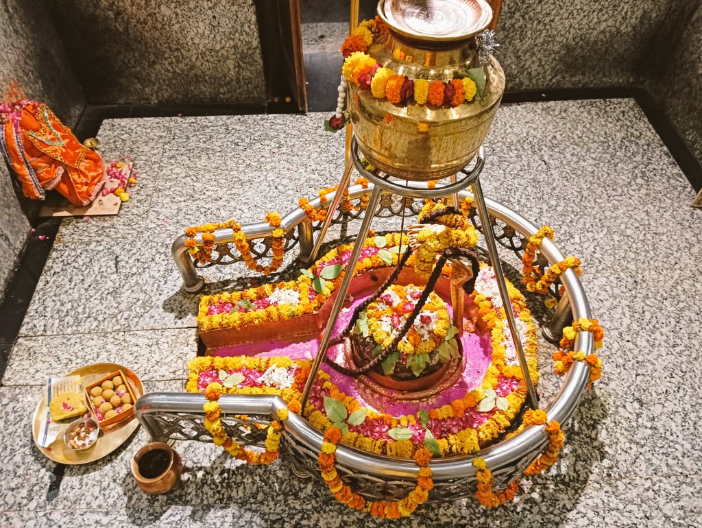 PandeySadar's tweet photo. भईया आशुतोष पांडेय (वाइस प्रेसिडेंट ऑफ बार एसोसिएशन हाई कोर्ट प्रयागराज, उत्तर प्रदेश)एवम भाभी को शादी की सालगिरह की हार्दिक बधाई।भगवान आप दोनो लोगो को हमेशा स्वस्थ रखे। https://t.co/jZrzOorii5