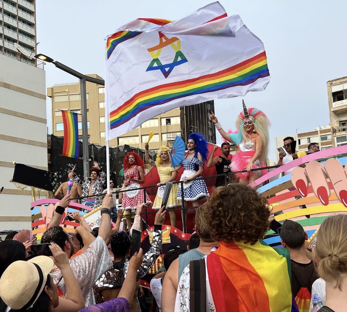 IsraelinAustria's tweet photo. Mehr als 150.000 Menschen haben gestern an der 25. #TelAvivPride teilgenommen. ๐ณ๏ธโ๐๐ณ๏ธโโง๏ธ๐ฎ๐ฑ
Die #TLVPride feiert die #LGBTQ+-Gemeinschaft und ist ein lebendiges Zeichen fรผr Israels Diversitรคt sowie fรผr Liebe, Gleichheit und Akzeptanz. https://t.co/wisYfcs2ps