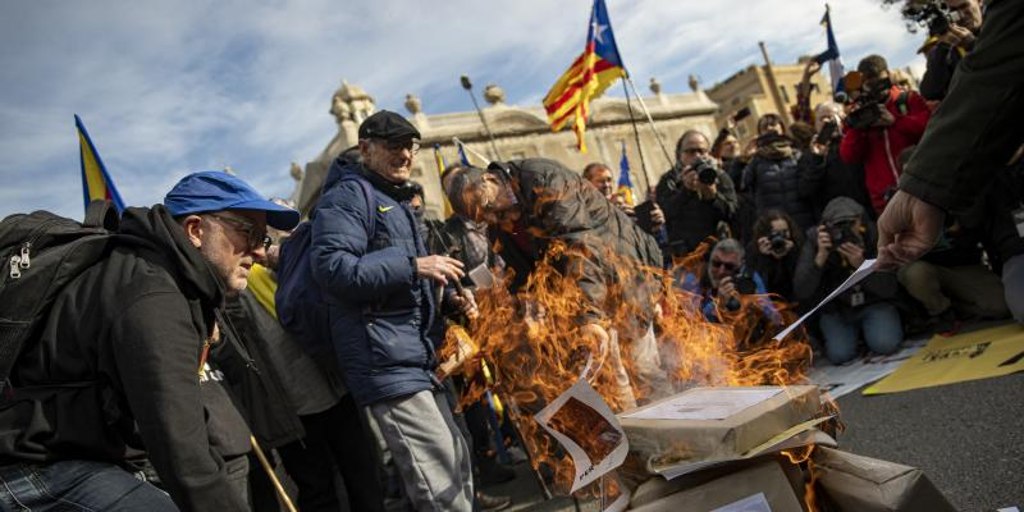 Impulso_Ciudada's tweet photo. 👁‍🗨 INFORME VIOLENCIA POLÍTICA 2022

🔥 Desciende el número de incidentes, pero aumenta la hispanofobia

⚠️ El 98,7% de la violencia política en Cataluña es atribuible al independentismo

📔INFORME COMPLETO AQUÍ
      👇👇
https://t.co/2KnF2ksqQ8

HILO🧵👇👇 https://t.co/x1pbUKo6Ht