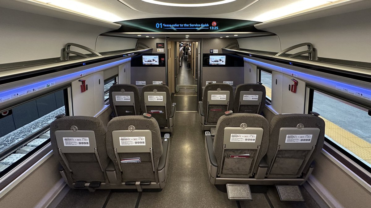 DavidFengTrains's tweet photo. First of all, completely refreshed livery. Formerly red was the colour most visible in First… these days it’s slightly more subdued brown-ish… I would say more business-ish… #RevivalExpress https://t.co/qMhREI4Mkc