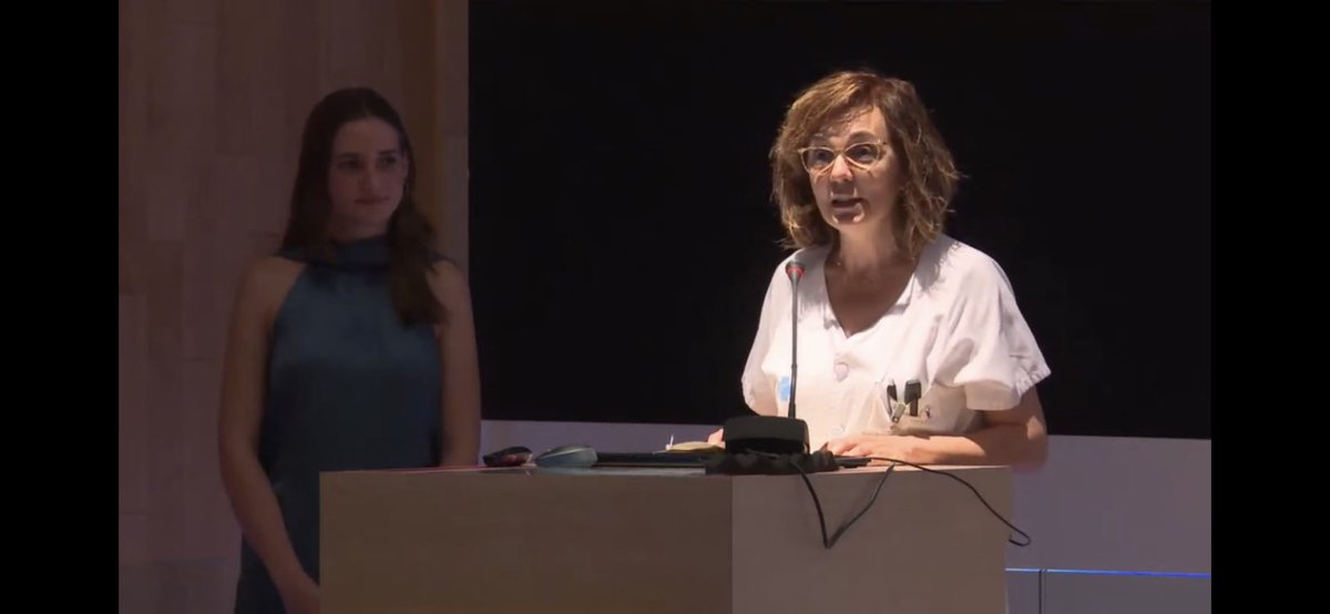 eiborrae's tweet photo. Inoblidable i significatiu! Experiència per treballar amb més ganes en la docència. Padrina de la Promoció del Grau de Medicina UB Campus Bellvitge 2017-2023. Enhorabona al Padrí, Lluís Gonzalez Cañas! Felicitats a tots els Metges Novells @CampusBellvitge @UniBarcelona #orgullUB https://t.co/uHgnmTjQGj