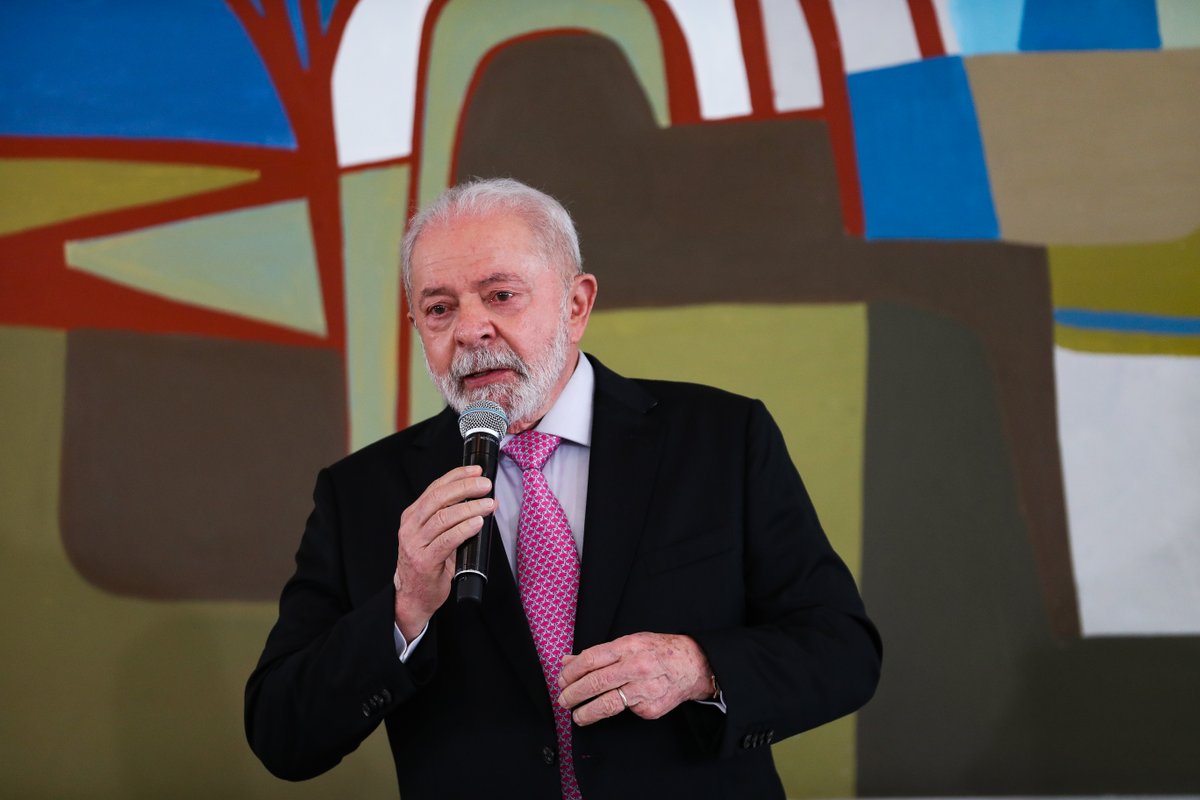 Estadao's tweet photo. EDITORIAL: ‘Lula quer a imprensa no cercadinho’ – O presidente mobilizou sua equipe de segurança para dificultar o livre trabalho de jornalistas. Eis a índole daquele que veio para ‘salvar a democracia’ no País (via @opiniao_estadao) https://t.co/CsTvQK2RL6 https://t.co/Vkgk3fyDKz