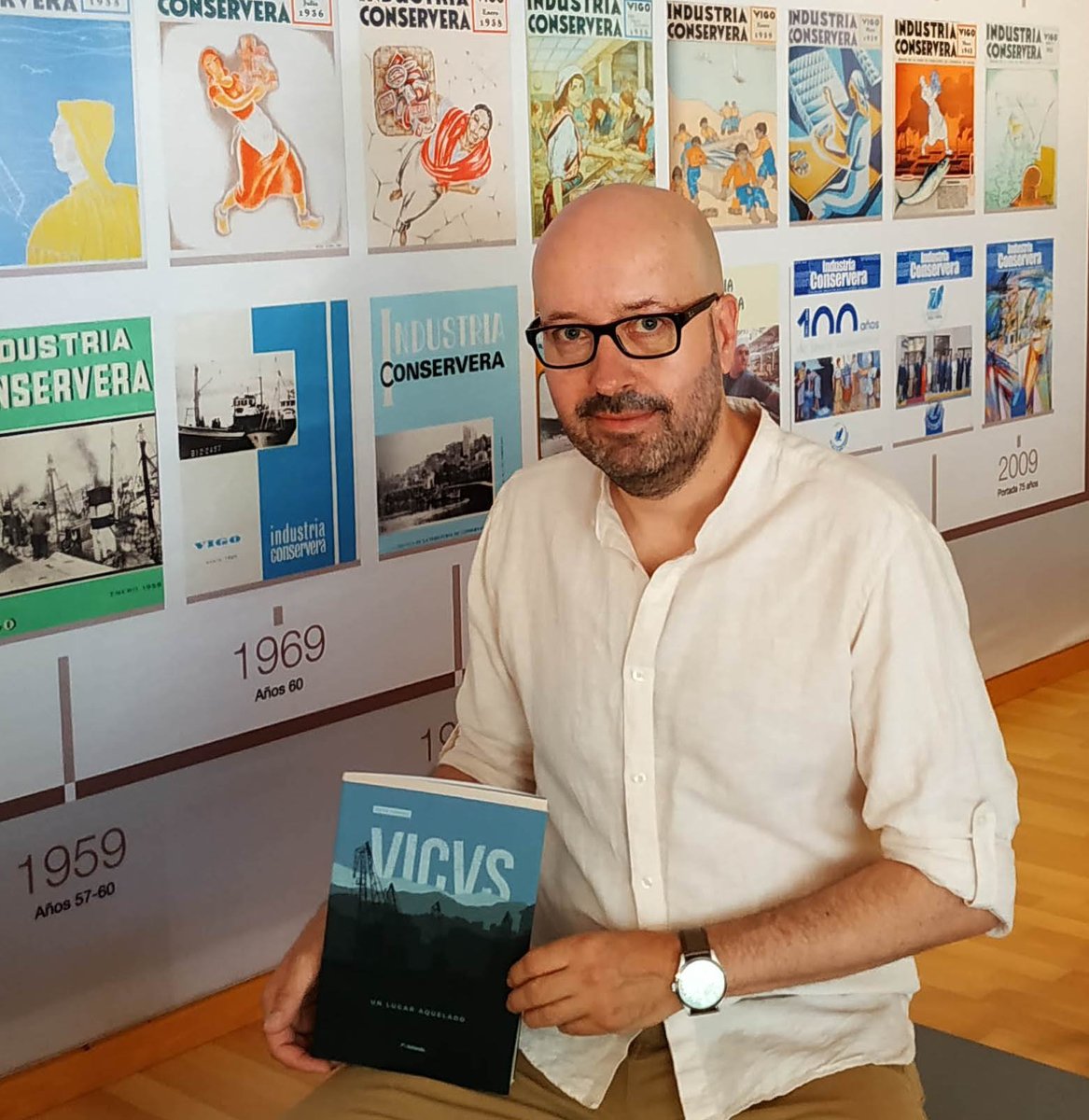 Ed_Bolanda's tweet photo. PLAN PARA ESTA TARDE EN #VIGO❗️
🕖 Ás 19 h, no Corte Inglés da Av. Gran Vía, Beto Luaces participará nun coloquio con Rober H.L Cagiao e Manuel Esteban.
Falarán de literatura galega, de novela negra e de moito máis… NON FALTEDES ✍️
#libros #escritura #novela #novelanegra #VICVS https://t.co/0YDNJ49Kdn