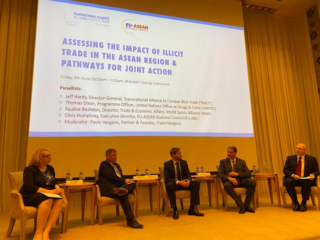 Today in #Bangkok TRACIT’s @jeffreyphardy, with the @EU_AseanBC, released our newest report on ASEAN. The launch was in the presence of #ASEAN government including #Thai officials, #UN agencies, foreign attaches and the private sector. Read more: tracit.org/tackling-illic…