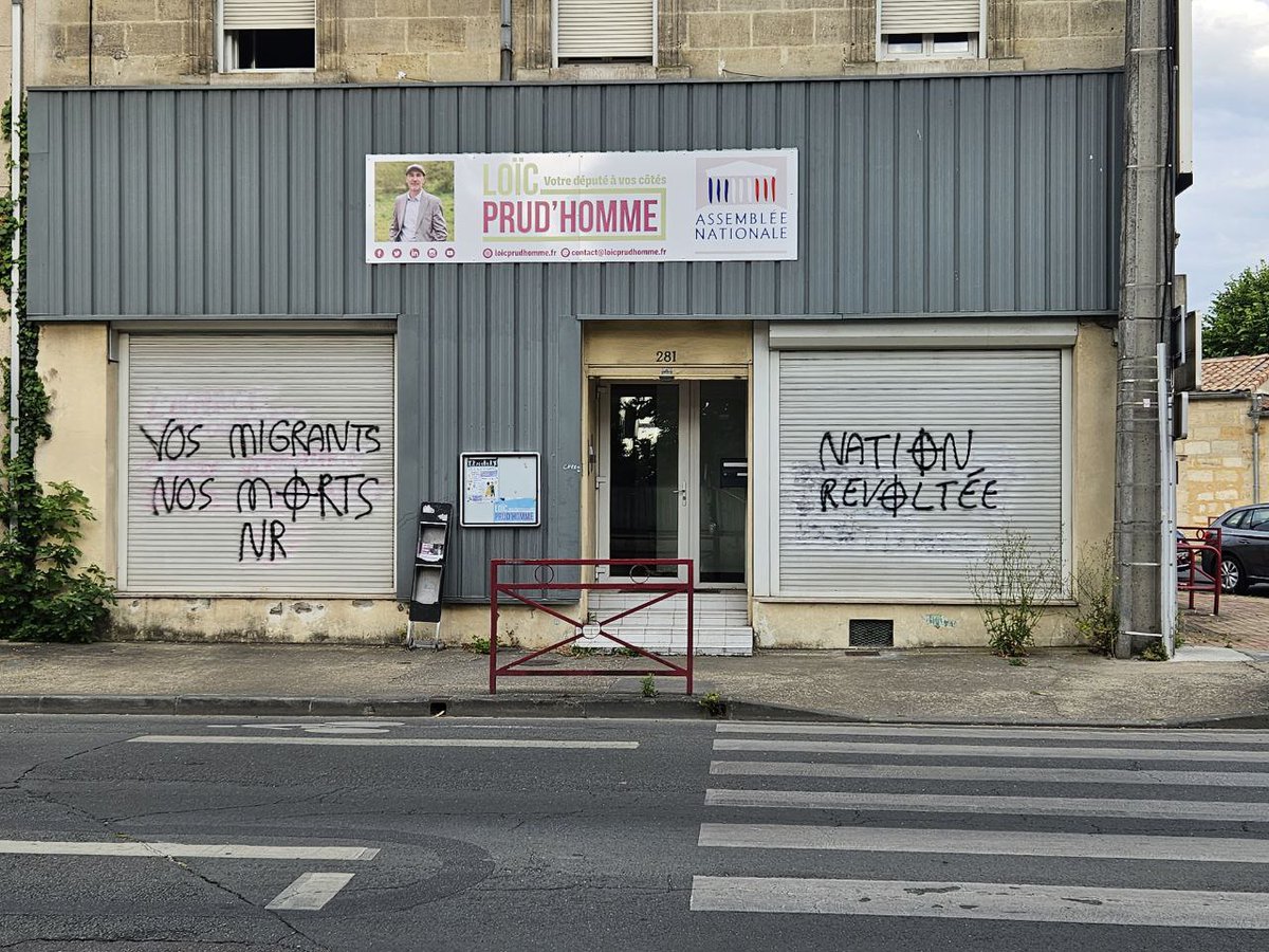 PrudhommeLoic's tweet photo. Les xénophobes et racistes ont des réflexes aussi moisis que leur pensée.  Ils peuvent bien taguer ma permanence, mes convictions humanistes et anti-racistes n'en sortent que renforcées. #Annecy https://t.co/zEj9NSuMZs