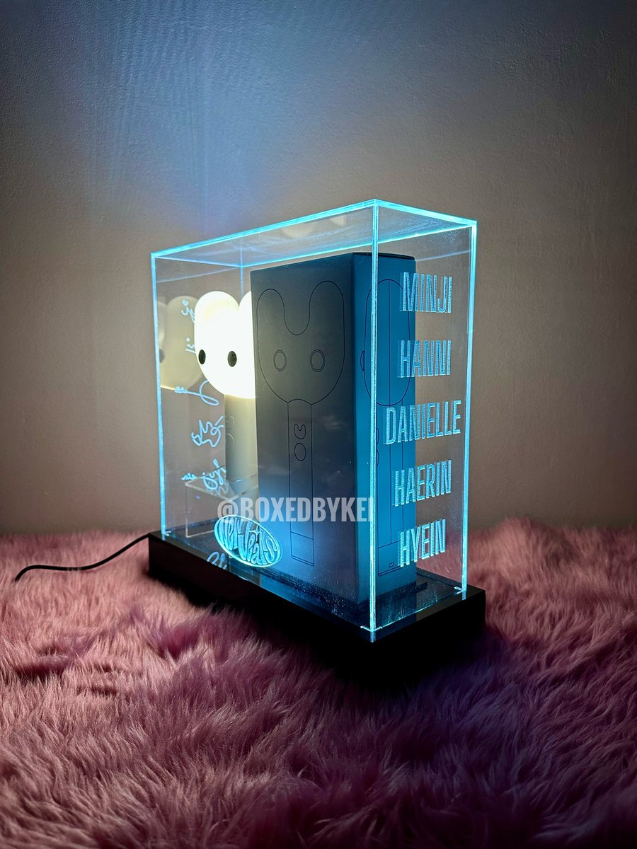 BUNNIES! This case needs your ATTENTION~~~~ 😉

On pic:
👉🏻 Premium Set Case with custom engrave for NewJeans Lightstick + Outerbox 😍

Dm to get yours now!

#NewJeans
#Bunnies
#BOXEDBYKEI
#AcrylicCase
#AcrylicLightstickCase
#AcrylicLightstickDisplay
#LightstickDisplay