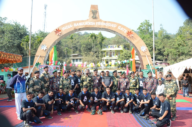 BSF-BGB FRIENDLY VOLLEYBALL MATCH:
To enhance cordial relations b/w two border guarding forces, a Volleyball match was organized b/w #BSF& #BGB near #IndoBangladeshBorder in the area of BGB BOP-Darsana (BD).
#FriendshipForever #BSF_BGB