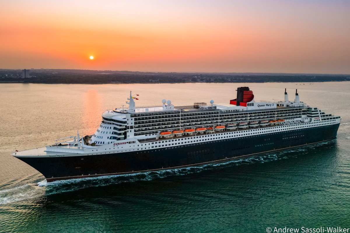 Andrew_SW's tweet photo. #sunrise arrival home for @cunardline #QM2 as she majestically glides into #Southampton on a glorious early summer morning... https://t.co/TW5DLDY7nA