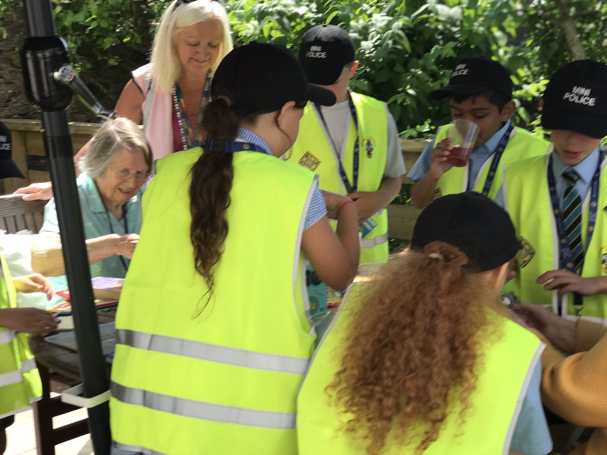 Yr4 Mini Police <a href="/HolyCrossPlym/">Holy Cross School</a> did an amazing job on their community social action day visiting residents with PCSO Mike. Storytelling, listening, sharing &amp; Smiles 😃 fantastic work 👏🏻💫 #storytelling #engagement #respect <a href="/DCPolVolunteers/">Devon and Cornwall Police Volunteers</a> <a href="/DC_Police/">Devon & Cornwall Police</a> <a href="/CharlesCrossLPP/">Charles Cross Police Team</a> <a href="/PilgrimsFS/">Pilgrims' Friend</a>