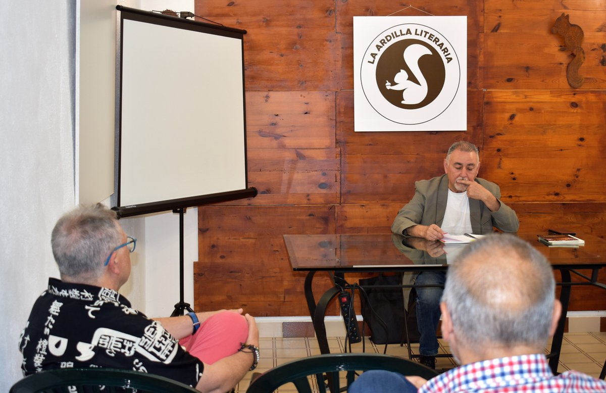 Elgareategui1's tweet photo. nstantes vividos durante la charla El poema y los poetas: las razones del espejo que ofreció Félix Molina en las instalaciones de La ardilla literaria.
#charladepoesia #charlaliteraria #depoemasypoetas #aprenderaescribirpoesia #actosliterarios #envalencia #laardillaliteraria https://t.co/ot52qHC69G