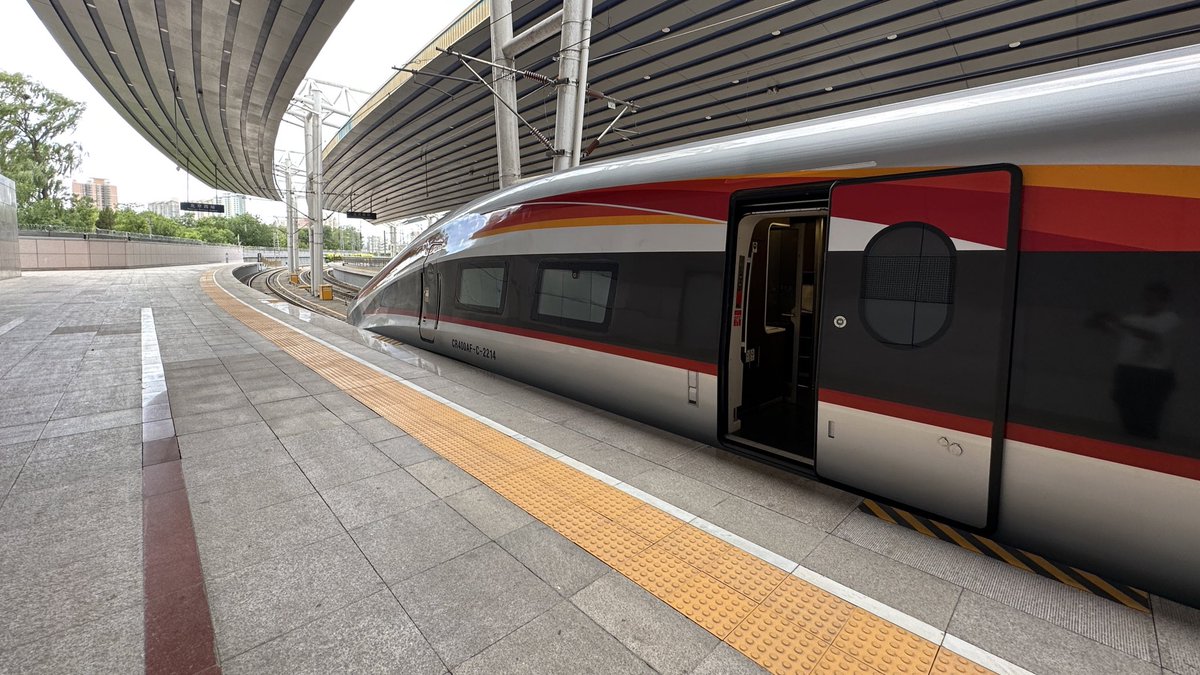 DavidFengTrains's tweet photo. The new Smart #RevivalExpress trains form the bulk of the newest order from Chinese national railways. Of the almost 100 trainsets, most of these will be 8-car ones, which can be coupled to form a 16-car service during periods of significantly increased demand. https://t.co/9ldE45CjmU
