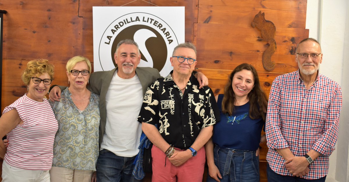 Elgareategui1's tweet photo. nstantes vividos durante la charla El poema y los poetas: las razones del espejo que ofreció Félix Molina en las instalaciones de La ardilla literaria.
#charladepoesia #charlaliteraria #depoemasypoetas #aprenderaescribirpoesia #actosliterarios #envalencia #laardillaliteraria https://t.co/ot52qHC69G