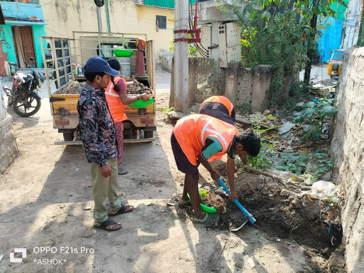 EsYamuna's tweet photo. @TrueMadlyDeeply @GhmcMayoroffice @rajeshforhelp @GHMCOnline Sir/Madam Complaint cleared.. Sorry for the inconvenience tnq https://t.co/o1LJU5mfD3