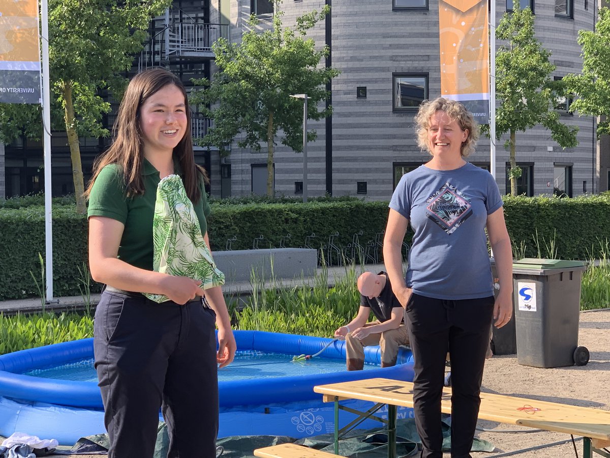 Congratulations to Naomi Spier for receiving the Award for the best teaching assistant in Applied Physics @utwente. Here <a href="/Sissi_de_Beer/">Sissi de Beer</a> handing over the Award. Teaching is one of our most important tasks, highly enjoyable, great fun, and the best way to fully digest the subject.