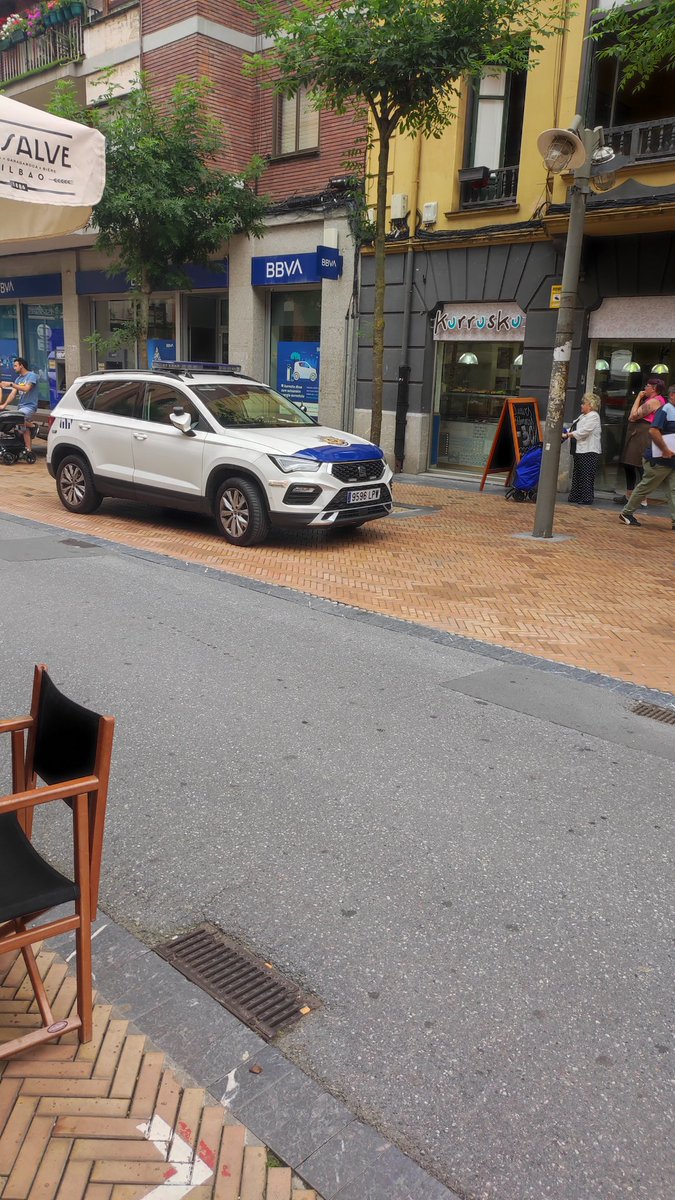 luissg82's tweet photo. Ayuntamiento de #barakaldo si hago yo esto con mi coche me multan??
No puedo entender que sin pasar nada aparquen donde quieran.... @infobarakaldo https://t.co/mkGI6lYsst