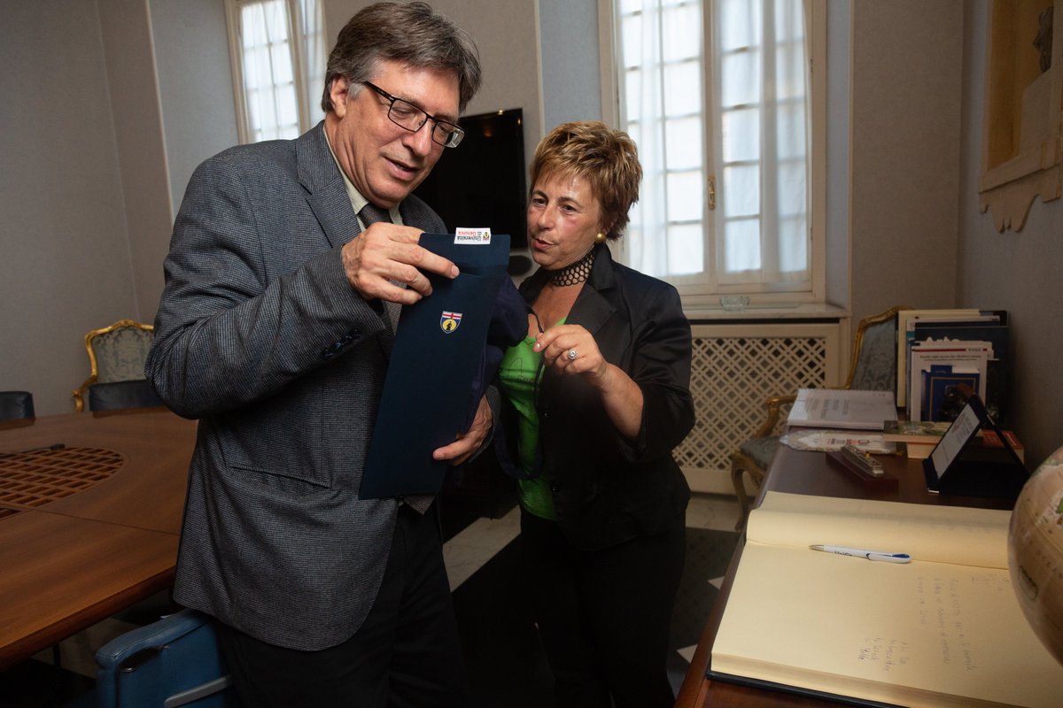 AmbAlonBar's tweet photo. All'@UniGenova con la Prorettrice Nicoletta Dacrema.  Intesa sulla volontà di intensificare i già eccellenti rapporti con i centri di #ricerca israeliani e le #università, in particolare nel settore energetico, della #cybersecurity, dell’analisi di rischio e della blue economy. https://t.co/Tt1RVhHmKq