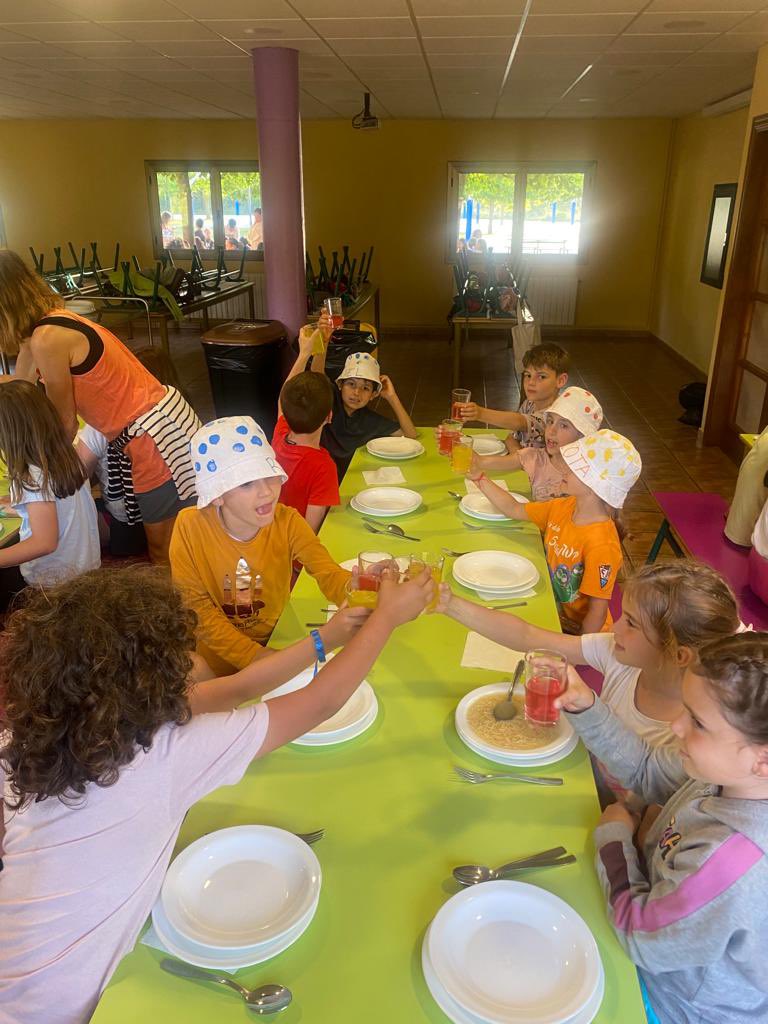 escolapiamataro's tweet photo. 🏡2n Dia de colònies!

Estan anant molt bé. Estem menjant molt i tenim una bona cuinera. 
Ahir vam fer un brindis amb aigua de colors i després discoteca, no vam parar de ballar. Aquesta nit el bruixot ens ha fet petons i estem suuuperemocionats! https://t.co/NLyKb3EmHM