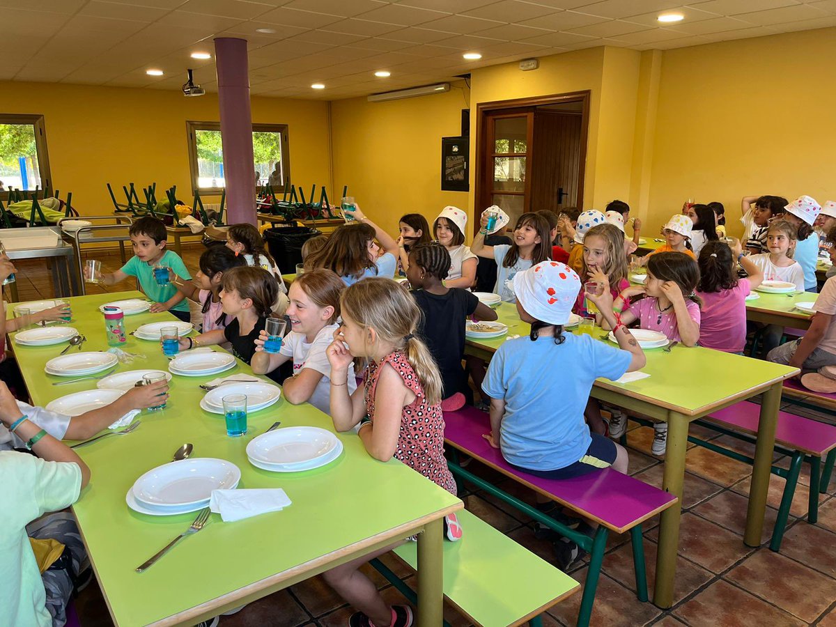escolapiamataro's tweet photo. 🏡2n Dia de colònies!

Estan anant molt bé. Estem menjant molt i tenim una bona cuinera. 
Ahir vam fer un brindis amb aigua de colors i després discoteca, no vam parar de ballar. Aquesta nit el bruixot ens ha fet petons i estem suuuperemocionats! https://t.co/NLyKb3EmHM