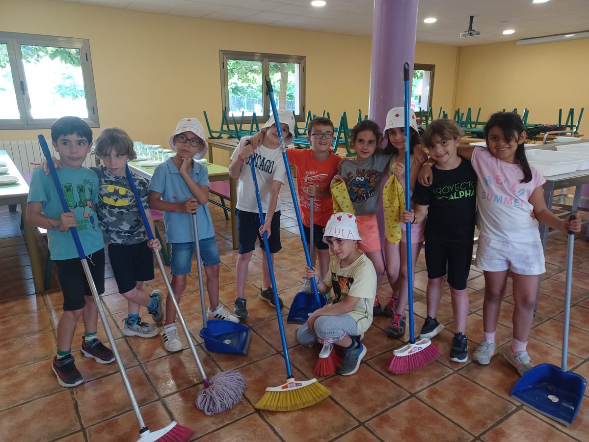 escolapiamataro's tweet photo. 🏡2n Dia de colònies!

Estan anant molt bé. Estem menjant molt i tenim una bona cuinera. 
Ahir vam fer un brindis amb aigua de colors i després discoteca, no vam parar de ballar. Aquesta nit el bruixot ens ha fet petons i estem suuuperemocionats! https://t.co/NLyKb3EmHM
