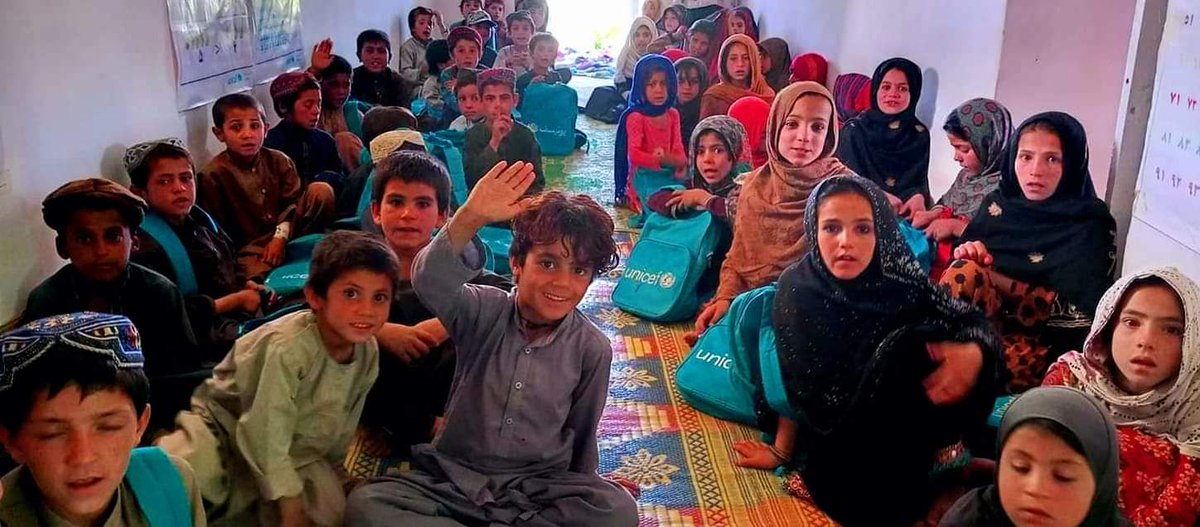 نن په یو محلي تولګي کې څه تېر شول؟

شفیقې د نورو ورځو غوندې په بیړه د غرمې ډوډۍ وخوړله، مور یې د کتابونو په کڅوړه کې لا له مخکې یو کوچني بوتل کې شړومبې(تروې) او لږ وچه ډوډۍ اچولې وه....
پاتې کیسه دلته ولولئ 👇 
m.facebook.com/story.php?stor…

#Afghangirls 
#education 
#Taliban