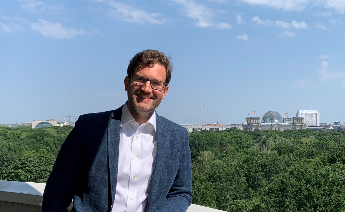 voeb_banken's tweet photo. Willkommen im #VÖB, lieber Frederik Traut! @frtraut unterstützt seit vergangener Woche das Team Bankenregulierung. Bevor er beim VÖB landete, war er bereits in der Wissenschaft, Politik und Beratung tätig. Wir freuen uns über die Verstärkung und wünschen einen tollen Start!👏 https://t.co/MUhbJlDhuc