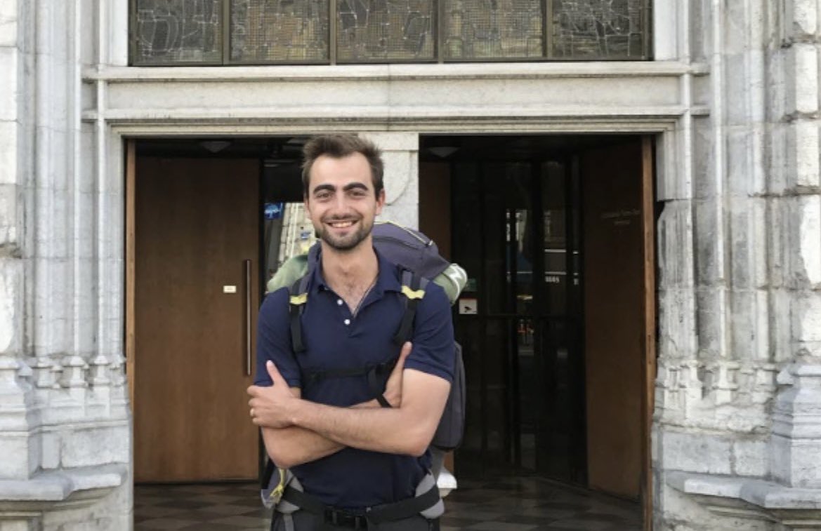 Este es Henri, el héroe de 24 años que frenó ayer con su mochila al terrorista que apuñalaba niños en Francia. 

El joven está de peregrinación por varias catedrales francesas, reivindicando en sus redes sociales los impresionantes y bellos templos de su país. 

¡Honor!