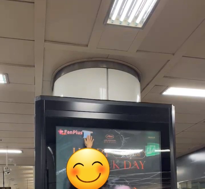 OnlyYou_LJH's tweet photo. 튀어나와서 움직일 것만 같은 살범함
조각이네 조각
진혁이는 뒷꿈치 살짝만 들고 붙였는데 
힘차게 점프 뛰어서 겨우 닿은....^^ https://t.co/5byh9VWlWx