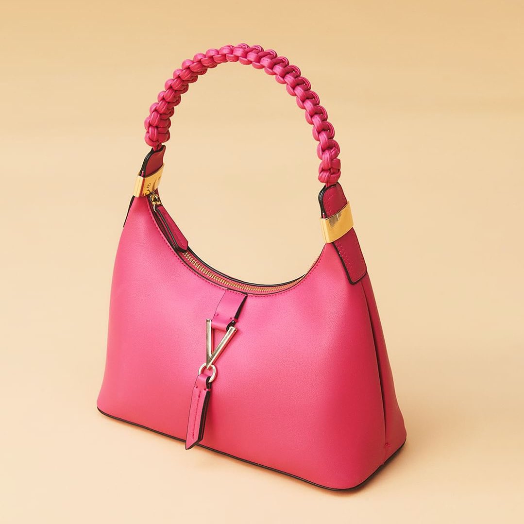 ValigeriaCiotti's tweet photo. La borsa a spalla Miranda Valentino (distribuita da Miriade Spa) è l’accessorio perfetto per impreziosire ogni tuo outfit
Scoprila in negozio e online su https://t.co/0RiuULWjqW
#valigeriaciotti #since1957 #milano #corsolodimilano #valentino #mariovalentino #miriade https://t.co/N46fmmr0p5