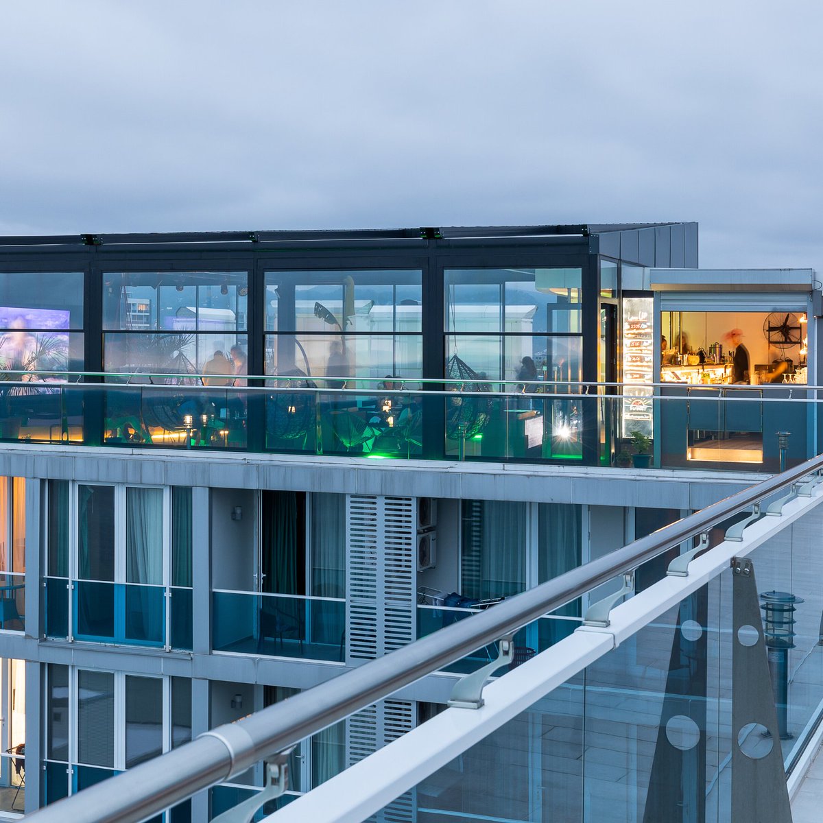 EltBuildingdv's tweet photo. ✨✨All complexes in the "Elt Quarter" series feature a distinctive infrastructure.

"Sunrise Terrace," is open to all. Enjoy beautiful sunsets and outdoor pool with a breathtaking views to the black sea 🌇🌇 https://t.co/TXw4bRUXuQ