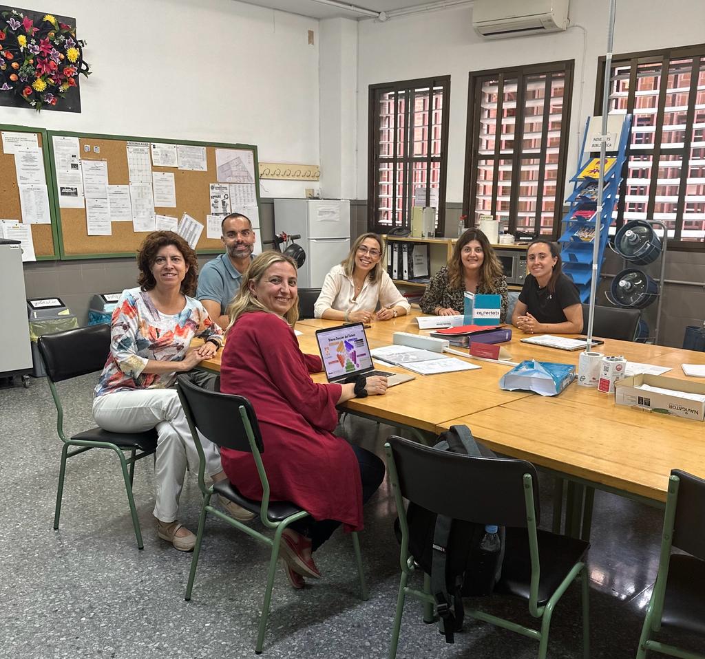 Connectats_gva's tweet photo. Espai d'intercanvi d'informació amb l'equip #impulsor de l'IES Ferrer i Guàrdia sobre el #dossier del #talent . Una eina que posaran en marxa els centres #Connectats per a visibilitzar els talents de l'alumnat i donar-los @oportunitats de creixement.
@GVAeducacio https://t.co/38oTRYox7m