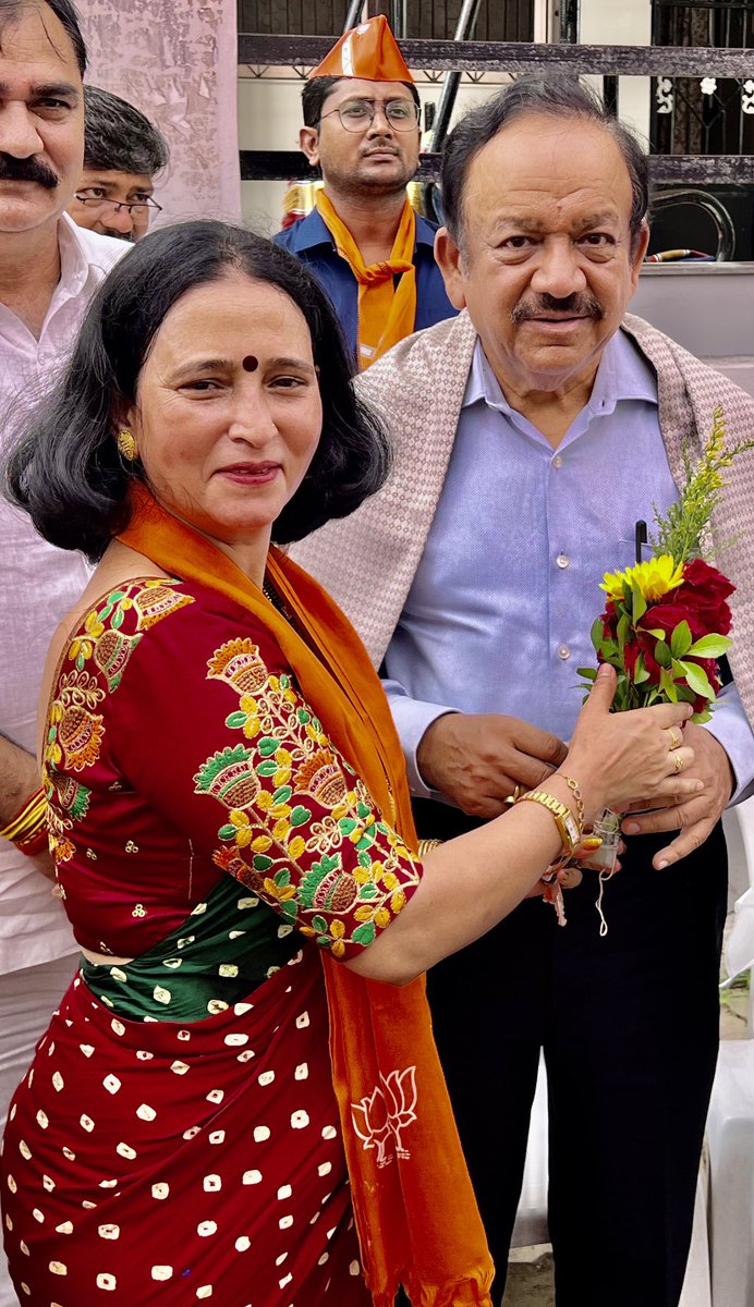 ManishaPatelBjp's tweet photo. આજરોજ અંકલેશ્વર ખાતે પૂર્વ આરોગ્ય મંત્રી@drharshvardhan અને બિહારના bjp ના ધારાસભ્ય @sanjay_saraogi અંકલેશ્વર ખાતે અંકલેશ્વર નગરપાલિકાના પ્રમુખ @vinayrvasava ના નિવાસ્થાને મુલાકાત કરી માનનીય@narendramodi સાહેબ ના નેતૃત્વમાં વિકાસના કામોની વિસ્તૃ�� ચર્ચા કરી અને માર્ગદર્શન આપ્યું 💐💐