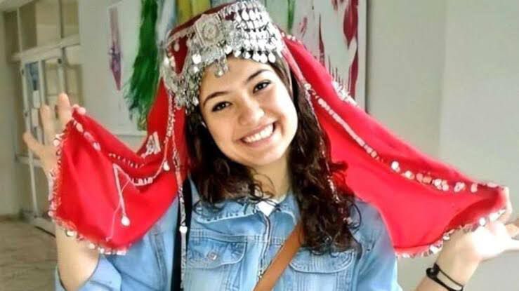 Ne gülüşü, ne masumluğu, ne de gencecik bir öğretmen olmanın verdiği umudu aklımızdan çıkmadı.

Şehadetinin sene-i devriyesinde şehit öğretmenimiz Şenay Aybüke Yalçın’a ve tüm şehitlerimize rahmet diliyorum