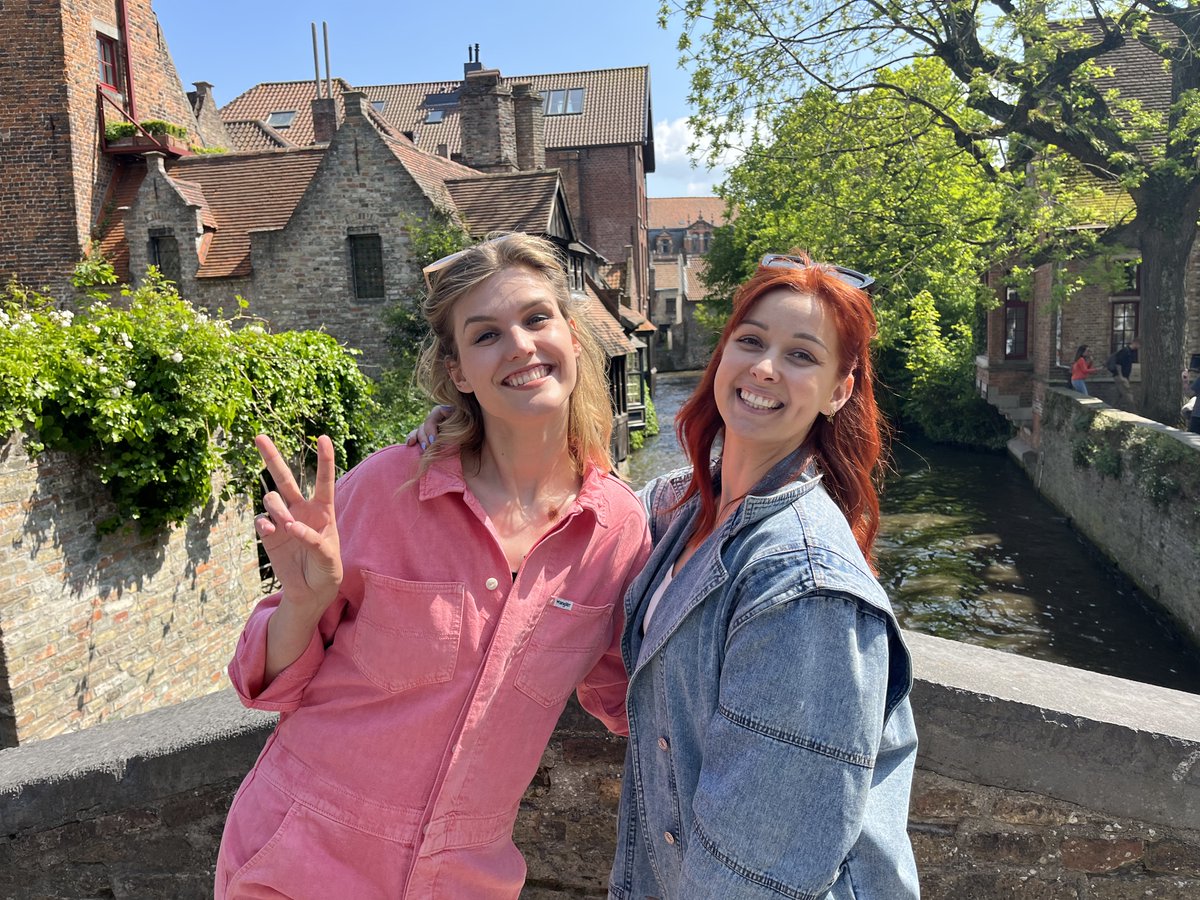 Laura Govaerts en seksuologe Lotte Vanwezemael gaan op weekend in #Brugge en omgeving. Ze maken een alternatieve ‘pikante’ stadswandeling, volgen een workshop zeep maken en gaan suppen op het kanaal Gent-Oostende. Zaterdag om 18.35u <a href="/vrt1be/">VRT 1</a> in #VlaanderenVakantieland. 📷 © VRT