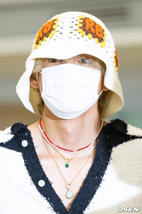 TAEHYUNGS THICK NECK AND COLLARBONE OH GOD 🔥