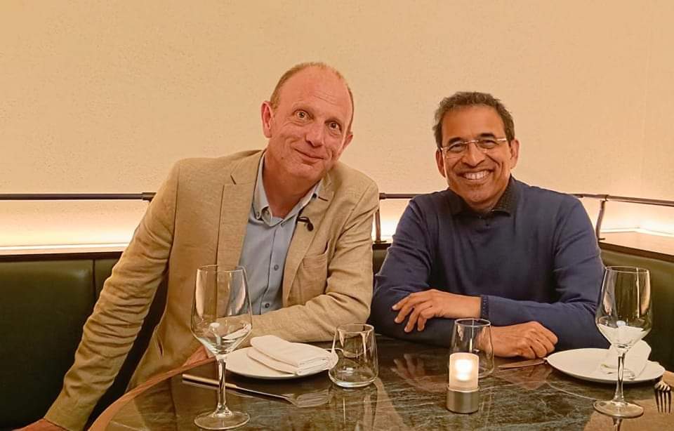 _rdcpk's tweet photo. Peter Drury 🤝🏻 Harsh Bhogle

IT HAPPENED! ❤️😳 https://t.co/6mCSEVj1Go