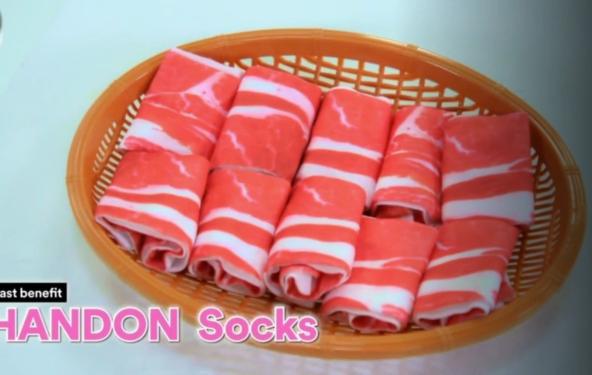 chaannielatte's tweet photo. skz won the game and they're expecting that the prize is Handon Set (korean pork) but the staff gave them "Handon socks" instead and chan be like .. 

"i'll tell you one thing. You should be thankful Lee Know isn't here today"

and the staff burst out laughing ㅋㅋㅋ https://t.co/7IA5CG8oUW