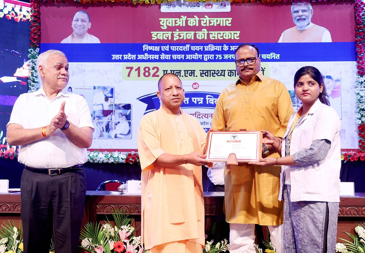 myogiadityanath's tweet photo. आज लखनऊ में UPSSSC द्वारा चयनित 7,182 ANM स्वास्थ्य कार्यकत्रियों के नियुक्ति-पत्र वितरण कार्यक्रम में सम्मिलित हुआ।

इतनी सारी बहनों को एक साथ नियुक्ति-पत्र मिलना मातृशक्ति के साथ ही 'मिशन शक्ति' व 'मिशन रोजगार' को भी प्रोत्साहित करने का एक सशक्त माध्यम बना है।

सभी को बधाई! https://t.co/9zk52Pn0Uy