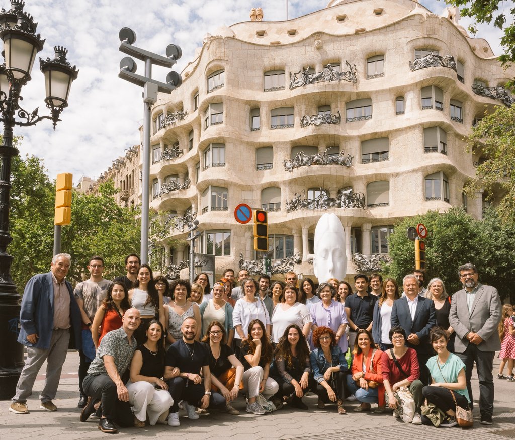 BcnVih's tweet photo. 💪 Reunió d'equip a @LaPedrera_BCN - Casa Milà amb @genisroca #BcnVih #CLÍNIC
Gràcies per compartir la tarda amb nosaltres!!! 
📷  @franciscoavia @hospitalclinic https://t.co/NkPUtOKDyu
