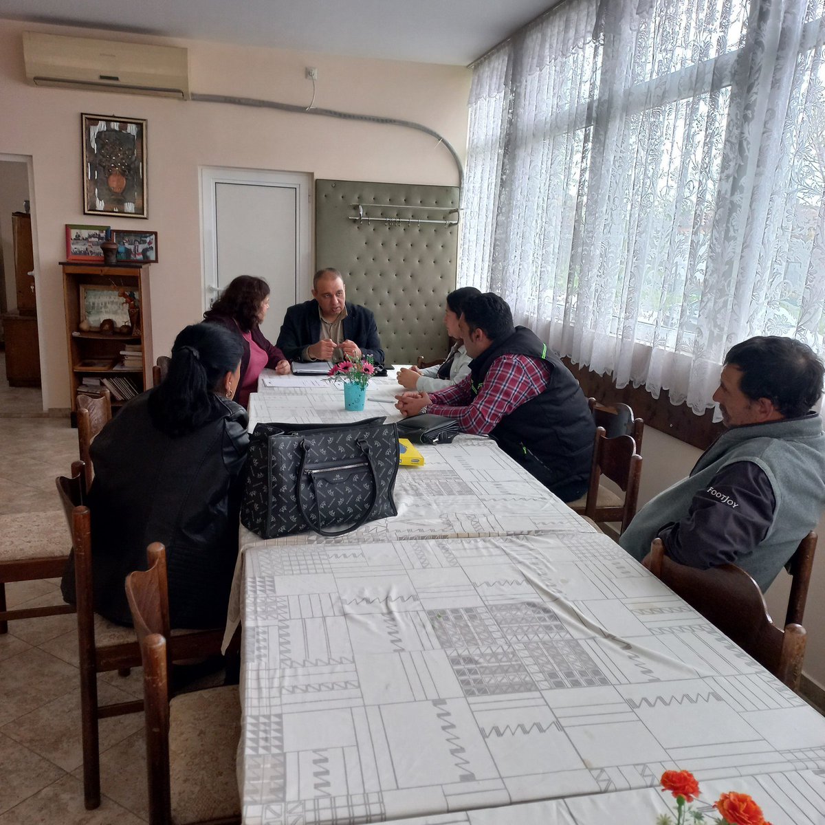 ROMACT_EC_CoE's tweet photo. #ROMACT process continues in #GeneralToshevo🇧🇬
Our facilitator & representatives of the local Roma communities met with inhabitants from city centre & villages to discuss about #education #health #housing #employment & invite them to join the #communityactiongroup
#EU4Roma https://t.co/d3IscTs9pg